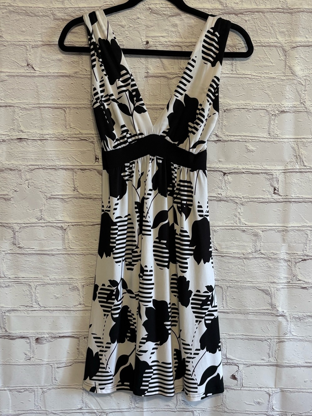 🌿5/$25 Max Rave Black and White Floral V-Neck Dress